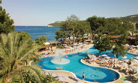 Törökország híres az ott eltölthető luxus nyaralásairól, vendégszerető ellátásairól és all inclusive szállodák szolgáltatásairól. A török Riviéra nyaralóhelyei - Kemer - Messzi tájak ...