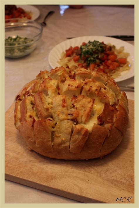 Nous avons encore pas mal de pain de seigle à manger, et la miche quotidienne est dure à pétrir. Ma cuisine réconfort: Miche de pain à l'ail, bacon et fromage