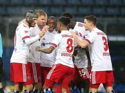 Bei noch drei ausstehenden spielen sind die chancen der hanseaten als. Erst Dusel, dann Klasse! HSV nach 4:0 gegen Sandhausen ...