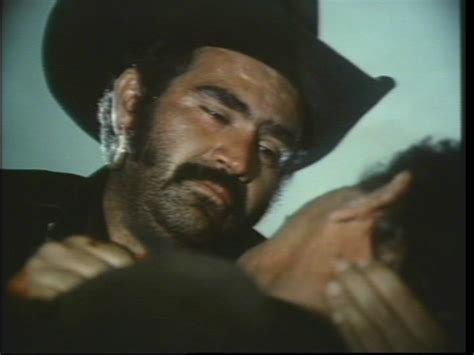 His mother makes him promise to take vengeance upon the murderer of his father giving him an earring of which he is nicknamed el arracadas. El Arracadas 1978 - Latino DVD5 - Clasicotas