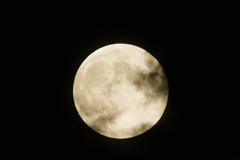 Mondkalender 2021, vollmond kalender, mondphasen, mond heute Der Vollmond heute Nacht. Die Schatten auf dem Bild sind ...