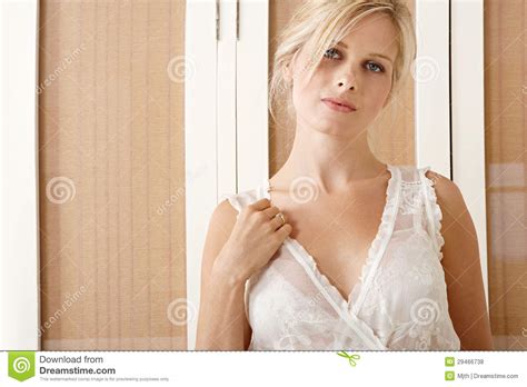 Da dringt der harte riemen gleich mal in jeder stellung in die feuchte muschi der amateurin ein. Sexy Frau In Schlafzimmer Tragendem Nighty. Stockfoto ...