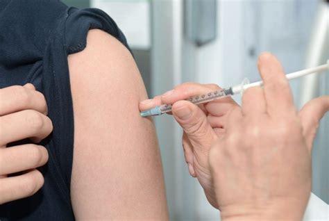 Un résident d'un ehpad se fait vacciner (photo illustration). OÙ SE FAIRE VACCINER LUNDI ? | La Gazette Locale