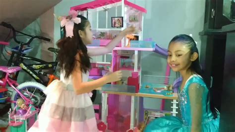 Una casa de barbie es uno de los mejores regalos que podéis hacer a una niña, estas ayudan un montón con su desarrollo y crecimiento, al igual que a si algo me encanta de las casas de barbie y de muñecas en general, es que el jugar con ellas beneficia enormemente al crecimiento de los más. Casa de los sueños de Barbie - YouTube