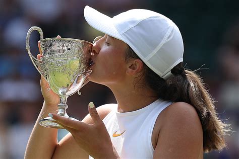 The men's singles trophy is called the gentlemen's singles trophy. I trofei di Wimbledon: i più ambiti al mondo