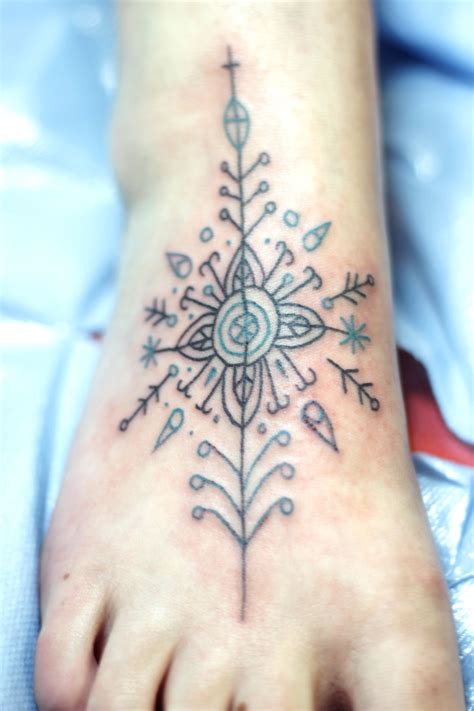 The frozen fandom is one that we've definitely come to admire over the last several years. Épinglé par Lauren Ochinero sur Disney's Frozen | Tatouage reine des neiges, Idées de tatouages ...