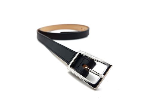 Les derniers modèles de ceinture femme de cette saison sont aussi variés que les façons dont vous pourrez les porter : Fine ceinture femme en cuir noir 5087