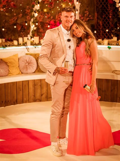Itv's top dating reality series, 'love island,' has revealed its 2021 castmates while urging social media users to 'think before you post.' her death followed that of two other love island contestants: Nachbericht: Love Island 2021 - Finale gestern: Das sind ...