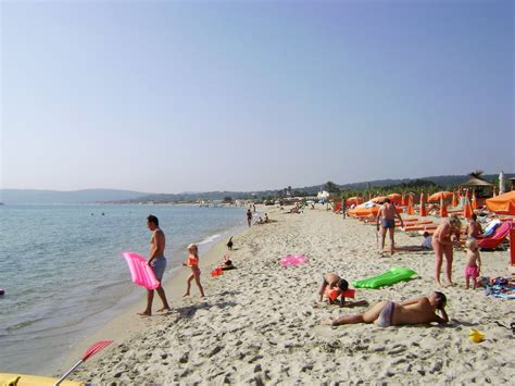 On pampelonne beach in ramatuelle you can completely relax. Playa de Pampelonne. Pampelonne beach, Saint Tropez, Franc ...