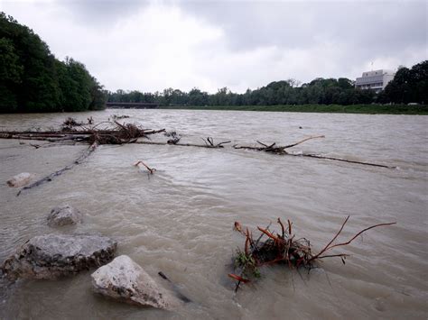 Dieser abfluss soll das kirchseeoner moos vor hochwasser schützen, doch die durchlassmenge ist zu gering. Alarm an der Isar: Pegel steigt - Fluss wird zum reißenden ...