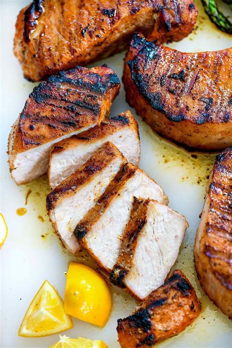 Veggies needed the 25 min tho. Lean grilled pork chops come out juicy and tender every time thanks to a simple sprinkl… | Pork ...