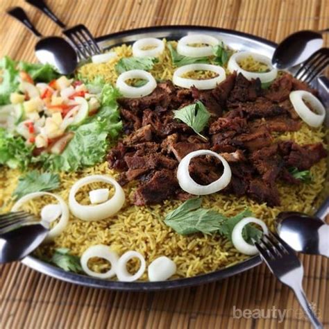 Nasi kebuli yang kurih dapat dihasilkan dengan menggunakan daging. 3 Resep Nasi Kebuli Sederhana untuk Buka Puasa, Serasa di ...