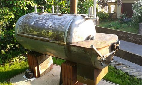 Auch auf metallfüßen wird der grill gut. Mein selbstgebauter Smoker aus einem Pufferspeicher ...