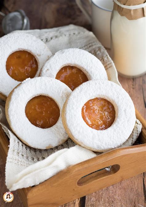 Gli occhi di bue sono dei deliziosi dolcetti di pasta frolla che vanno bene per ogni occasione, in special modo per il natale, e sono facilissimi da preparare. BISCOTTI OCCHI DI BUE ALLA MARMELLATA ricetta anche Bimby