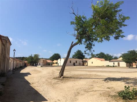 Ferienhäuser und ferienwohnungen mit qualitätskontrolle! San Salvatore di Sinis: nackte Füße, Spaghetti-Western ...