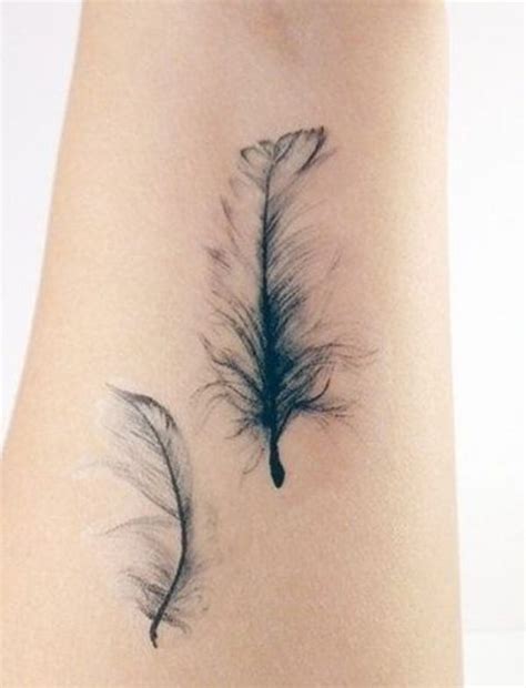 The feather is light and flighty by nature and hence, symbolizes freedom and enlightenment. Feder Tattoo Idee - fresHouse