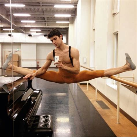 Italian dancer roberto bolle made his royal ballet debut in 1999 as a guest artist, dancing prince (the nutcracker) opposite darcey bussell. Roberto Bolle | Roberto bolle, Male ballet dancers, Ballet ...