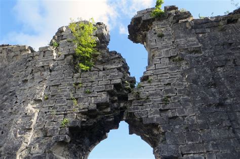 Die hauptstadt von abchasien ist sochumi, oder auch suchumi, mit etwa 70.000 einwohnern. Sehenswürdigkeiten in Abchasien: die Ruinen der Tempel ...