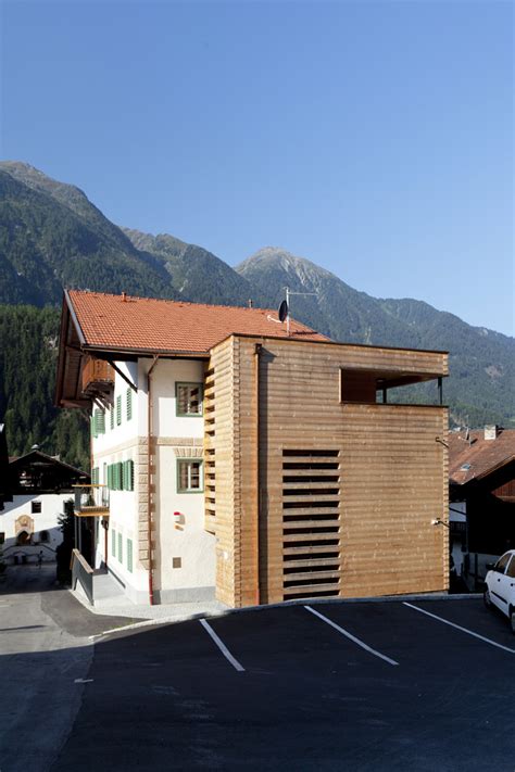 „unser nizza am rhein salat mit frischen blattsalaten, avocado, mango, honigmelone und kurz gebratenem thunfisch, mit soja. teamk2architects - Haus am Turm