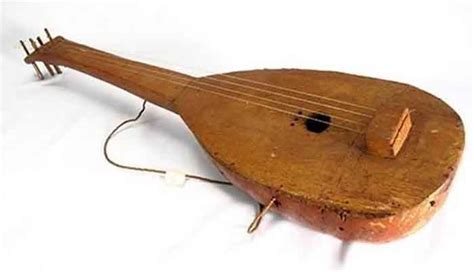 Kulit ari pada bagian badan bambu dibentuk empat dan di tengah badan dibuat lubang sebagai resonator. 18 Alat Musik Tradisional yang Dipetik & Penjelasan Lengkap