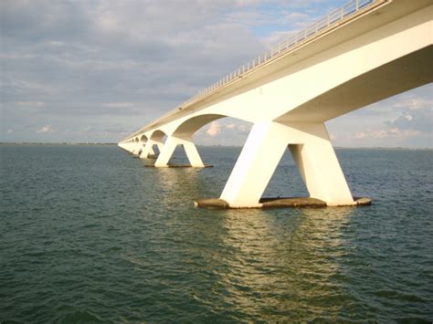 Uitrusten kan in één van de vele strandpaviljoens. Zeelandbrug de langste brug van Nederland, met kans op ...