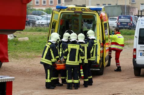 Laut polizei ist das feuer in einer wohnung ausgebrochen. Mann stürzt in Grube: Feuerwehreinsatz in ehemaliger ...