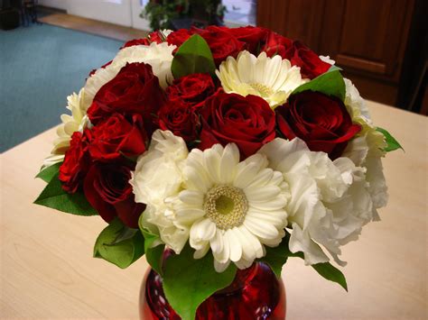 Sweet, simple daisies are a staple flower. white gerbera daisies, lisianthus and red roses | Wedding ...