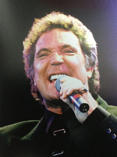 See the legendary singer and voice judge live on his 80th birthday concert tour. Pin de John Kroonsberg em Sir Tom Jones em 2020