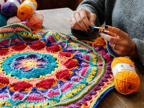 Häkeln sie das quadrat mit festen maschen, dann entsteht eine geschlossene arbeit, mit einem sehr dichten maschenbild. Crochet along 2017: Mandala Decke häkeln (gratis ...