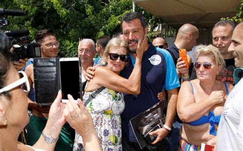 Het is matteo salvini, our king, our liege, de enige man ter wereld voor wie we met een lach op ons gezicht zouden sterven. Politician Hits the Beach in Style, Enjoys a Gala Time with Supporters - Photogallery