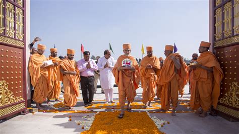 Ich habe 'swami samartha beach resort', gelegen am deobaugh, wenige kilometer entfernt von tarkarli beach, nach studium seiner profile online. 25 February-01 March 2017 - HH Mahant Swami Maharaj's Vicharan, Jalandhar, India