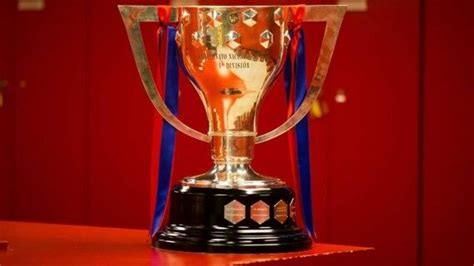 La competición se disputa anualmente. Trofeo de la Liga Española 2014-2015 descansa en el Camp ...