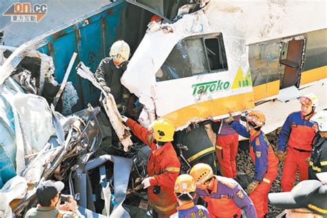 無良工程車高坡滑入鐵道 車頭第八車廂撞爛害34命【台鐵出軌】總統16：00赴台鐵 蘇貞昌：對罹難家屬與受害乘客表示最大歉 【台鐵出軌】花蓮醫院收治大量傷患 「病人一臉驚恐」醫護不捨. 台鐵撞車出軌1死25傷 - 東方日報