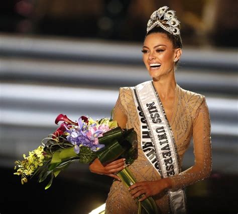 Nell'attentato è morto anche un carabiniere della scorta. Miss Universo è del Sudafrica: fu accusata di razzismo ...