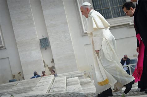 Papa francesco si è arrabbiato e ha dato degli schiaffi sulla mano ad una donna in piazza san pietro la sera di capodanno. Papa Francesco arrabbiato: la verità sul brutto gesto