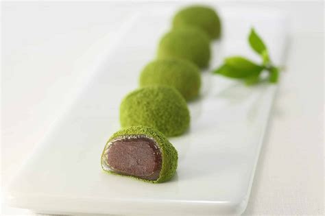 + tiếp đó bạn cho bột rau câu dẻo, đường bột vào trộn đều. Làm bánh Mochi Matcha