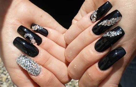 Descubre los modelos de nails arts más bonitos que puedas encontrar para sacar ideas y el maquillaje debe combinar con el tipo de tono que utilices tanto sean negras o blancas los tipos de modelos. Diseños de uñas con piedras