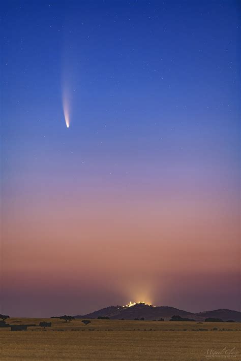 A futuristic domicile in the middle of wild nature. Comet Neowise above the Golden Fields of Alqueva Dark Sky ...