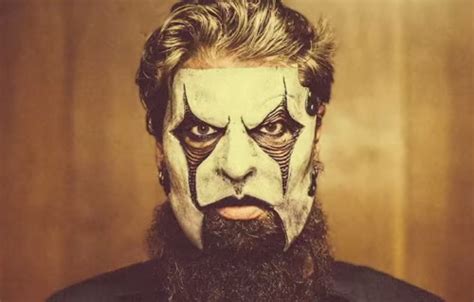 Slipknot è il primo album in studio del gruppo musicale statunitense omonimo, pubblicato il 29 giugno 1999 dalla roadrunner records. Un nuovo batterista, un nuovo bassista, un nuovo album ...