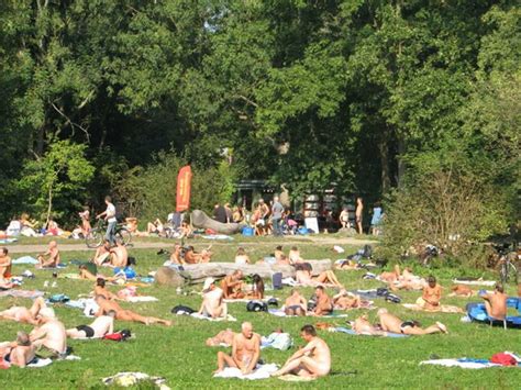 Englischer landschaftsgarten — der englische landschaftsgarten (auch englischer landschaftspark, kurz englischer garten oder englischer park) ist ein landschaftspark (landschaftsgarten), dessen form und stil sich in england im 18. FREIKÖRPERKULTUR IM TIERGARTEN