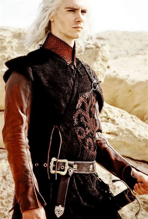 The season 1 cast includes eighteen starring cast members and numerous guest stars. Viserys Targaryen | Game of Thrones Season 1