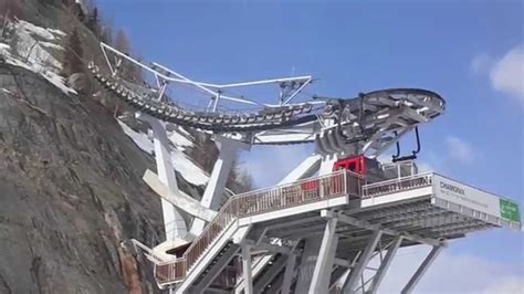 Prima cabinovia al mondo con vetture panoramiche rotanti su se stesse a bassa velocità first detachable gondola with cabinovia bifune leitner del 1999 che collega ortisei all'alpe di siusi. Cabinovia Montenvers di Chamonix. Una corsa dell' impianto ...