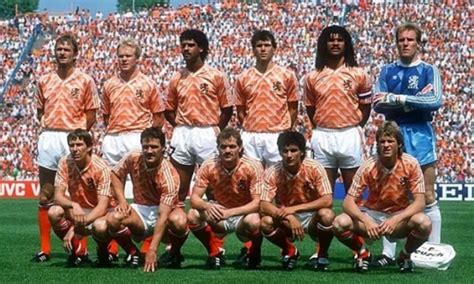 Không lâu sau khi công bố danh sách sơ bộ, hlv frank de boer đã chốt đội hình đội tuyển hà lan tham dự euro 2021. Đội hình vĩ đại nhất của Hà Lan trong lịch sử EURO | Bóng Đá