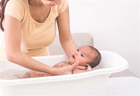 Line the tub or sink with a clean towel. Bathing a newborn