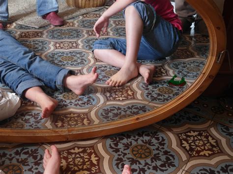 Das waschen, wringen, bügeln und hängen kann während des liedes text des liedes: zeigt her eure füße Foto & Bild | kinder, kinder im ...