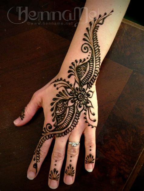 Henna has been used by cultures all over the world, so you can find henna body art in all sorts of styles, ranging from geometric tribal. Pin on Henna Body Art