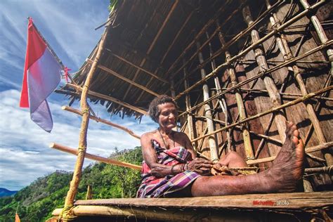 Kaki kiri menumpu di samping bola jarak sekepalan tangan dengan ujung kaki mengarah ke depan serta lutut sedikit ditekuk dan badan agak condong ke depan. Mulai Sulit Dijumpai, Ini Keunikan Rumah Kaki Seribu Milik ...