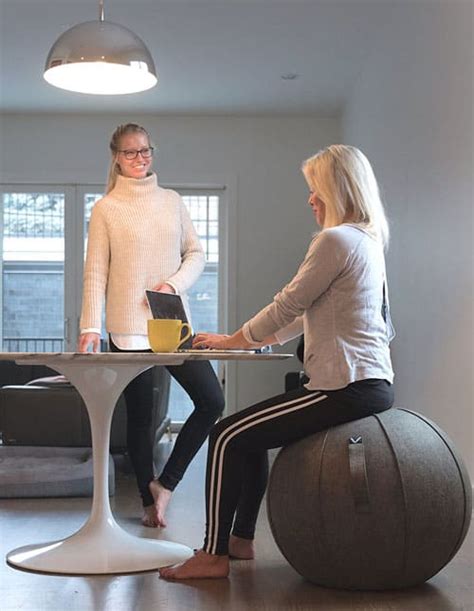 Many exercise ball users have reported less comfort when compared to using a regular office chair. Best Balance Ball Chairs For Sitting Behind A Desk - Vurni