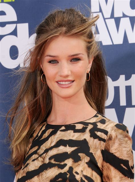 Join our movie community to find out. 사진저장소: 매력적인 모델 로지 헌팅턴 휘틀리(Rosie Huntington-Whiteley)