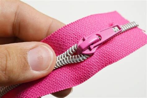 Ist der zipper einseitig raus, lässt der sich ganz einfach wieder einfädeln. Zipper richtig auf Endlos-Reißverschluss auffädeln - So ...